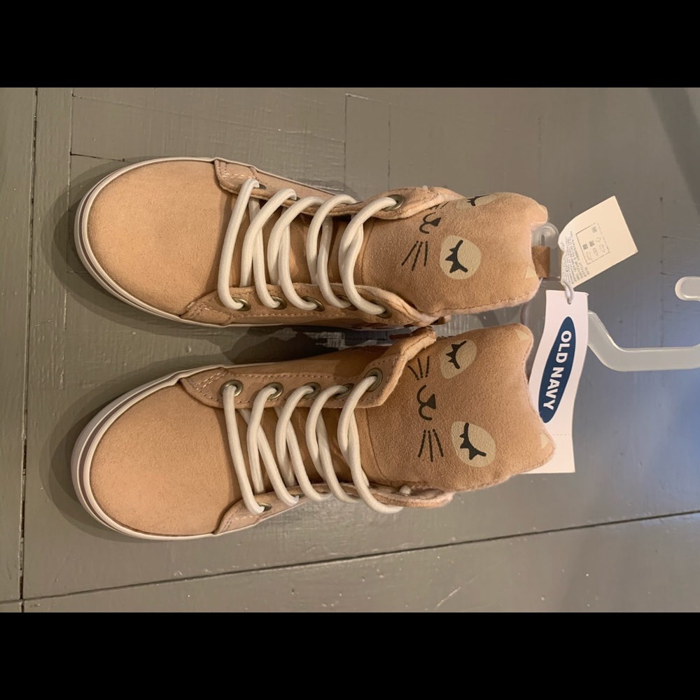 High top tennis shoes size 7t